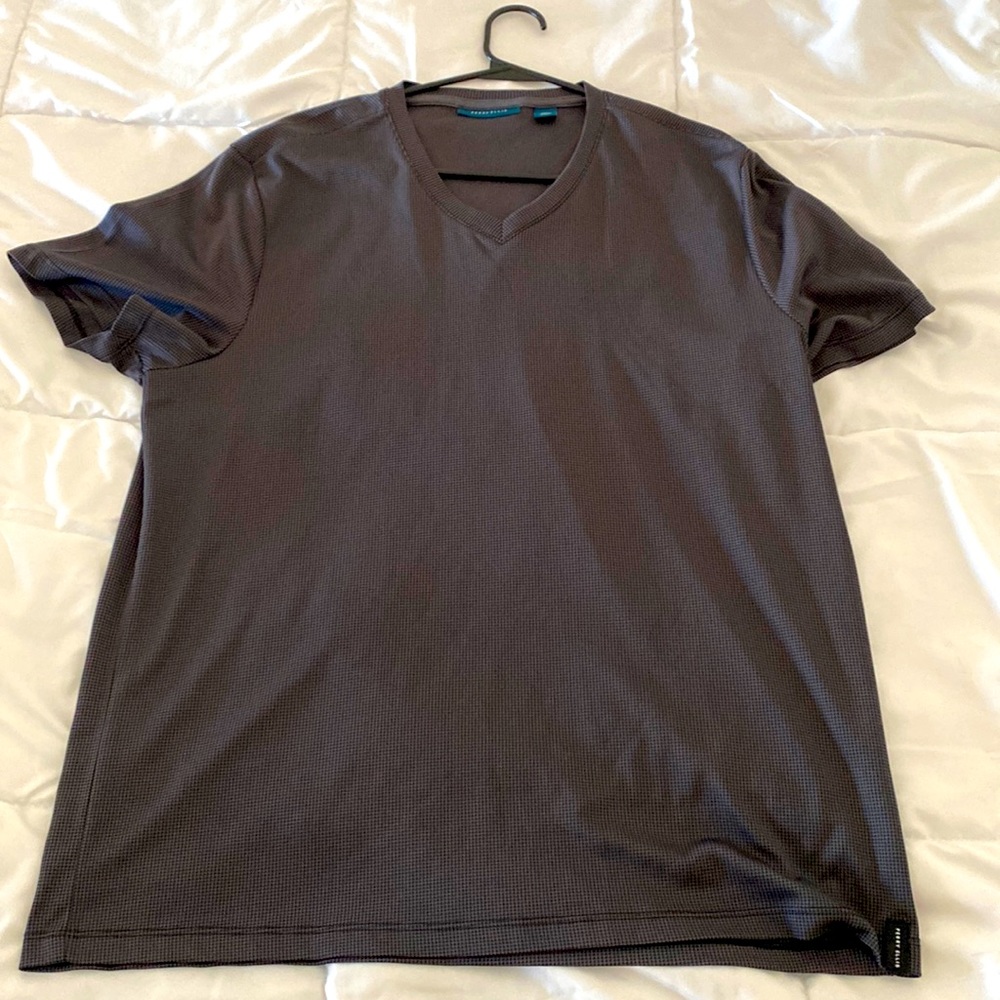 Perry Ellis Men’s v-neck t-shirt